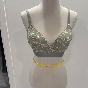 🛑CLEARANCE🛑 Pink Victoria’s Secret Gray Script Print Bra